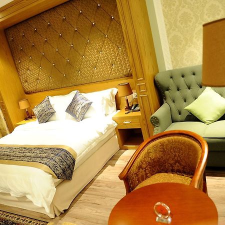Hotel Britania Kamez Екстер'єр фото
