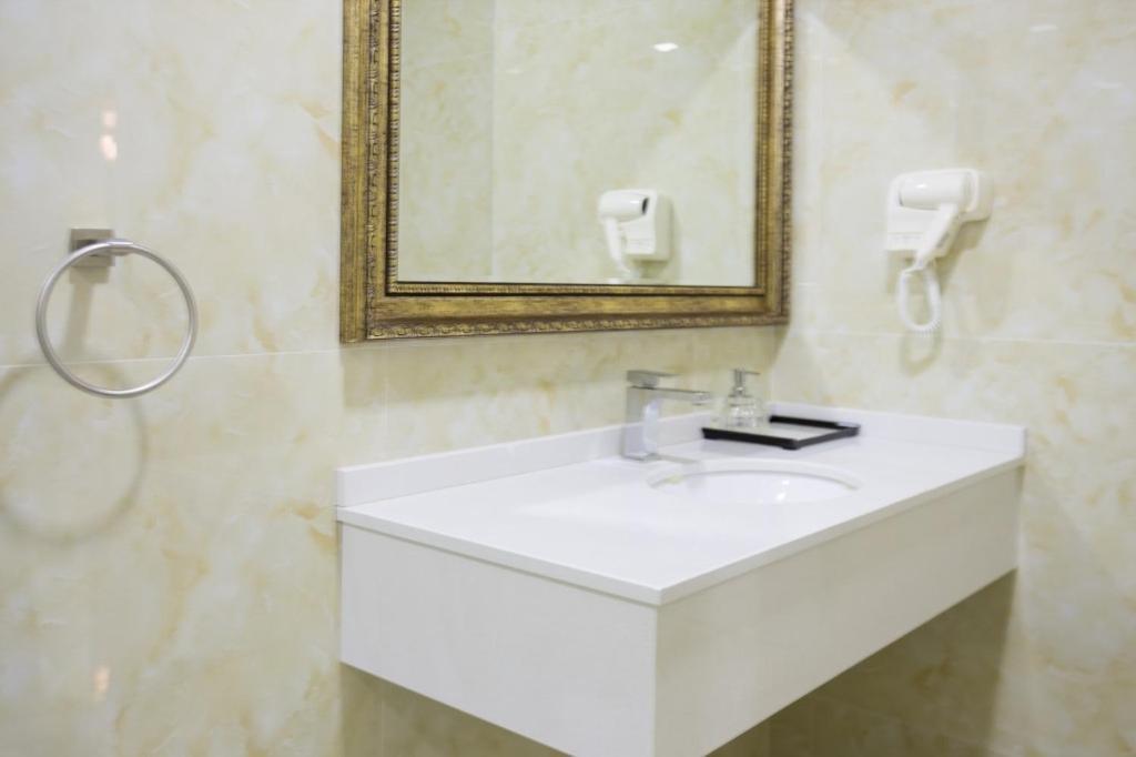Hotel Britania Kamez Екстер'єр фото