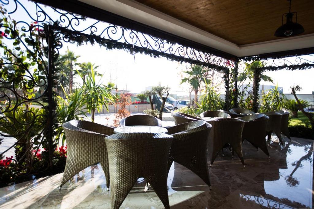 Hotel Britania Kamez Екстер'єр фото